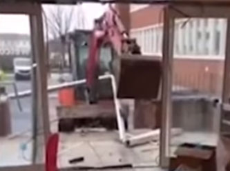 Parasını alamayan işçi çalıştığı yeri dağıttı