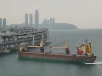 Rus kargo gemisi, Güney Kore’de köprüye çarptı
