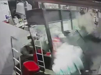 Marketin zemini, müşteriler ve görevlinin üzerinde bulunduğu esnada çöktü