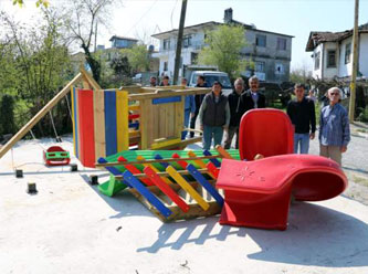 Kaybedince bir hafta önce yaptırdığı oyun parkını söktü