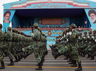 İran ordusu ülke genelinde geçit töreni düzenledi