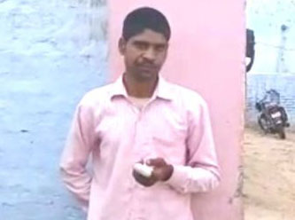 Yanlış partiye oy veren Hintli parmağını kesti