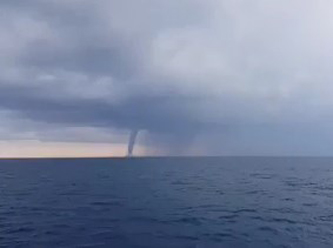 Fransa’yı vuran hortum, onlarca evin çatısını uçurdu