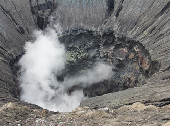 Daha yakından bakayım derken yanardağın içine düştü