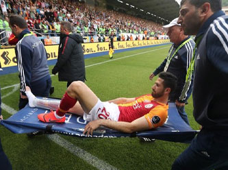 Emre Akbaba'nın kaval kemiği kırıldı