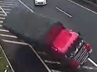 Çıkışı kaçıran sürücü otoyolu bir birine kattı !