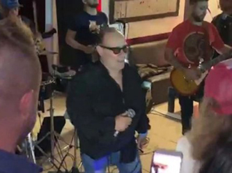 Ünlü müzisyen sahnede hayatını kaybetti