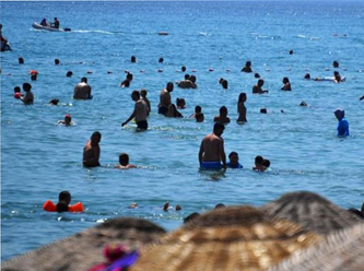 Belediye başkanı Suriyelilerin denize girmesini yasakladı