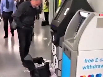 ATM bir anda para saçmaya başladı