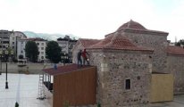 AKP'li Belediye 800 yıllık türbeyi millet kıraathanesi yaptı