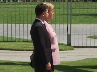 Kameralar önünde titreme krizine giren Merkel korkuttu