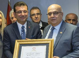 Ekrem İmamoğlu mazbatasını aldı koltuğa yeniden oturdu