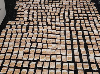 Cebindeki 68 bin euroyu polise vermemek için denize atladı