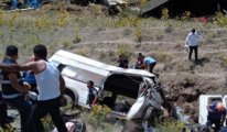 Van'da göçmen faciası.. Minibüs kaza yaptı: 15 ölü, 27 yaralı