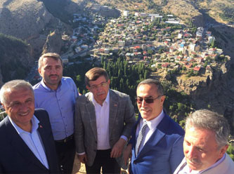 Davutoğlu ekibini görücüye çıkardı