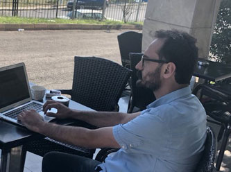 Mahkeme kararıyla döndü, rektörlük yine attı