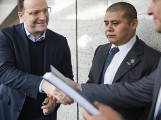 Almanya Sağlık Bakanı hemşire bulmak için ülke ülke geziyor