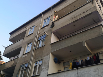 Pendik'te hasarlı bina tahliye edildi