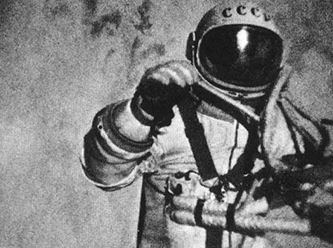 Uzayda yürüyen ilk insan hayatını kaybetti