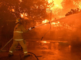 Yangın sürüyor: 100 bin kişi tahliye edildi!