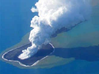 Tonga'da denizaltı yanardağı patladı, bir ada battı, üç kat daha büyük bir ada doğdu