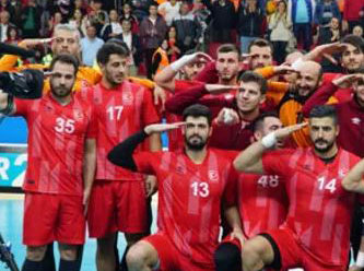 Yunan takımı asker selamı veren Türk oyuncusunu gönderdi