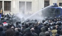 Gürcü eylemciler meclisi kuşattı