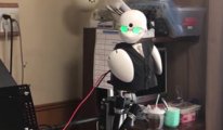 Japonlar bunu da yaptı: Hastalanan öğrenciler sınıfa robot gönderiyor