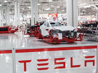 Almanya’da üretilen ilk Tesla arabaları sahiplerine teslim edildi