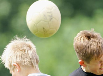 12 yaş altının topa kafa ile vurması yasaklandı