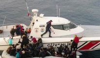 İzmir'de 109 sığınmacı, arızalı teknede yakalandı