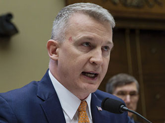 Trump'ın görevden aldığı aşı uzmanı: ABD en karanlık kışını yaşayabilir