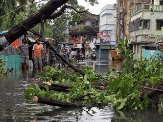 Hindistan ve Bangladeş'i kasırga vurdu