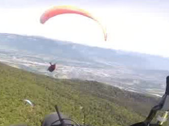 Yamaç paraşütü yaparken birbirlerine dolandılar