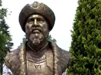 Sonunda bu da oldu: AKP’li belediye ‘Ertuğrul Gazi’ diye dizi oyuncusunun heykelini dikti