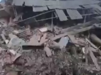 Hindistan'da bina çöktü: En az 90 kişi mahsur kaldı