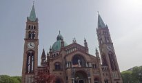 Avusturya'da bir grup genç kilise bastı