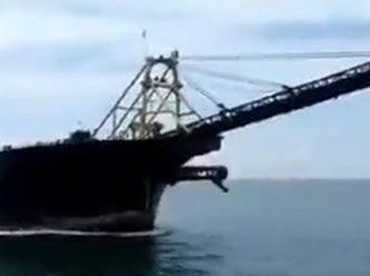 Deniz korsanlarının gemiye saldırı anı kameralara yansıdı