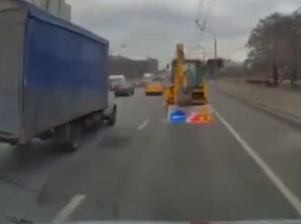 Bir ambulansın iş makinesine  çarpma anı kameraya yansıdı