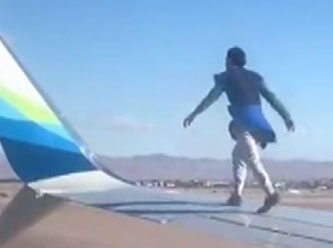 Kalkışa hazırlanan uçağın kanadına çıktı