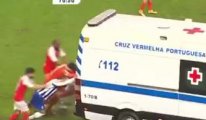 Sahaya giren ambulans arızalandı, futbolcular itti