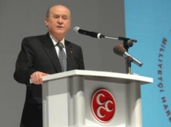 Devlet Bahçeli'den Müge Anlı'ya mesaj: Yayın sırasında okudu