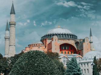 Ayasofya’nın çilesi bitmiyor: Şimdi de mermerler kırılıyor