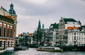 Göçmen protestosu sonrası Hollanda'da acil durum ilan edildi