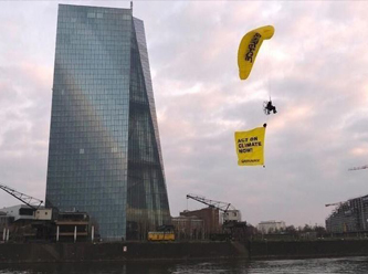 Greenpeace'den Avrupa Merkez Bankası'na paraşütlü eylem