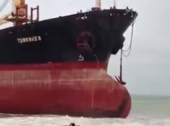 Türk gemisi Pakistan'da karaya oturdu