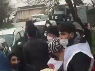 Patronun evinin önünde toplanan işçilere müdahale