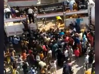 Patates soğan dağıtımında izdiham ve yağma görüntüleri