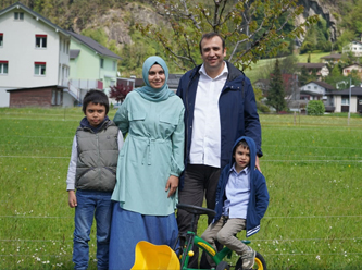 Evindeki kitaplar suç sayıldı, eşi ikiz bebeğinden birini düşürdü