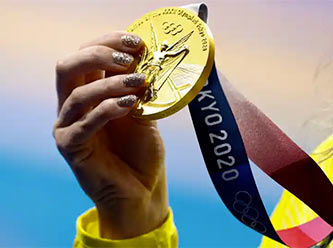 Altın madalyayı ısıran belediye başkanı özür diledi